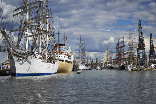 Jokiranta vetää yleisöä purjelaivatapahtuman aikaan mutta autopaikkoja ei ole tarjolla.