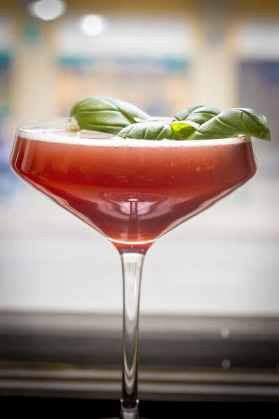 Mocktail taipuu myös alkoholilliseksi cocktailiksi, ja se kannattaa koristella drinkin ainesosaan liittyvällä koristella. Basilika on oiva ja kaunis valinta.