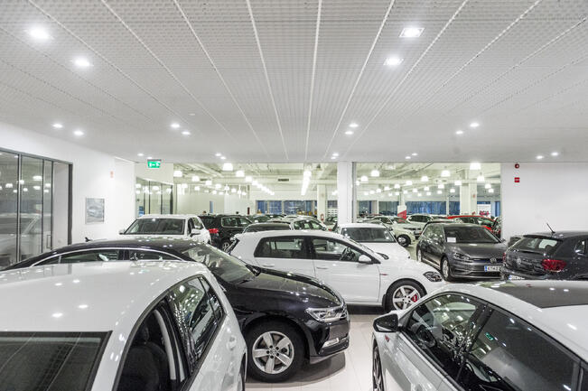 Vaihtoautokauppa käy.
