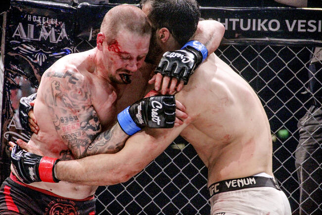 Jussi Pirttikangas (tummat housut) ja Shafiq Azizi tarjosivat viime vuoden toukokuussa Kupittaan palloiluhallin yleisölle Hamara MMA 3 -vapaaotteluillan vauhdikkaimman taiston.