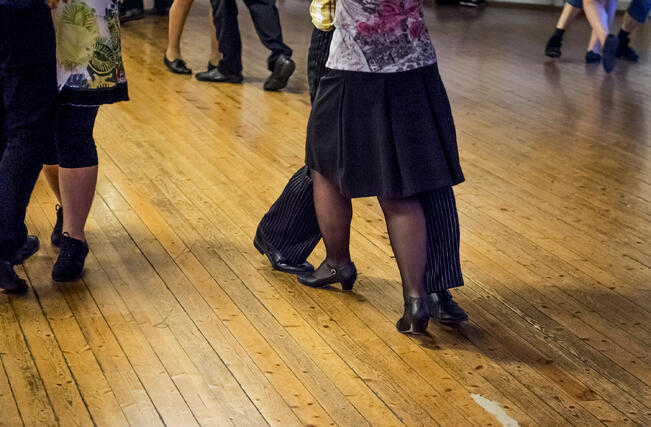 Littoistenjärvellä tanssitaan kesäisissä tunnelmissa.