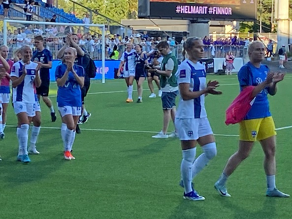 Helmarit kiitti kotiyleis&#246;&#228; kannatuksesta pelin j&#228;lkeen.