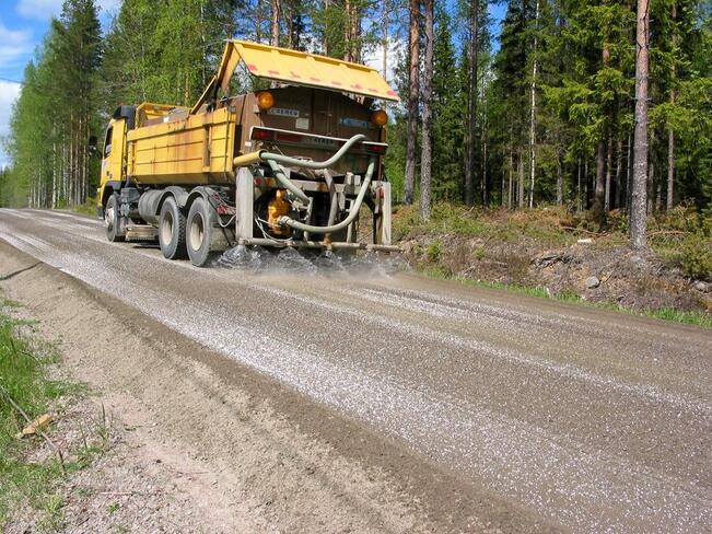 Soratietä kastellaan.