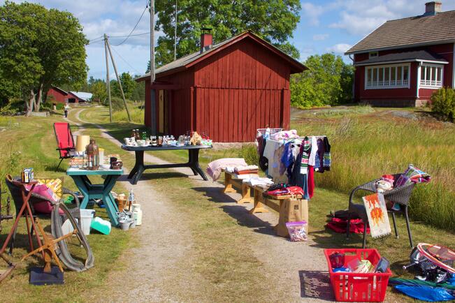 Myyntipisteitä on 50, myyjiä yli sata.