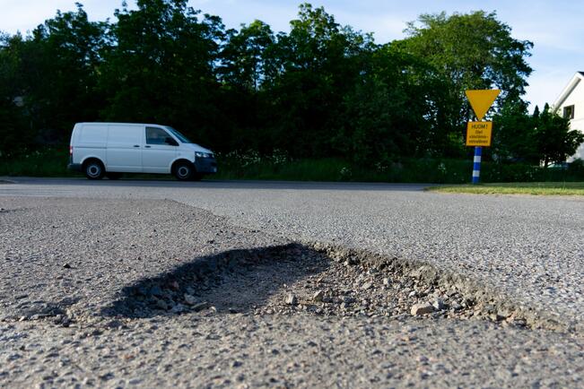 Kuljettajien havainto montuista ja rei'istä asfaltissa pitää paikkansa.
