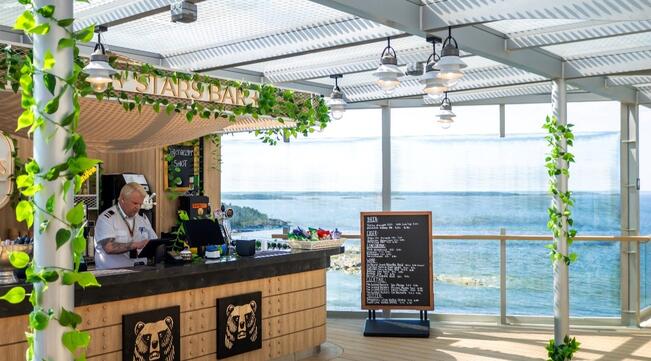 Ulkoterassin Stars-baari palvelee kesäkaudella.