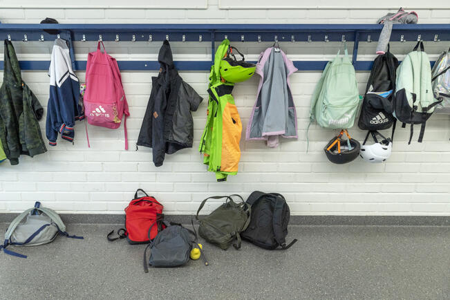 Nuorten keskuudessa sporttiset reput ja kangasreput sekä olkalaukut ovat suosittuja.