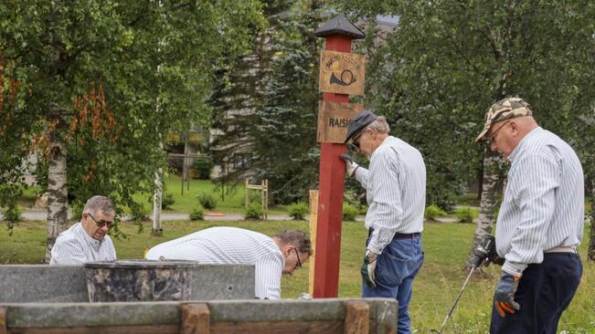 Raisio-Seuran aktiivit pystyttivät Vanha Postitie -merkkiä.