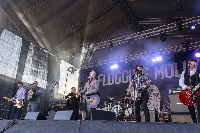 Flogging Molly avasi Turun Terassikesän.