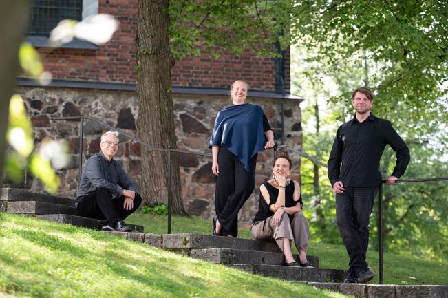 Lauluyhtye MMXX syntyi, kun laulajat Mats Lillhannus (vas.), Marika Kivinen, Maikki Säikkä ja Janne Merisaari koronarajoitusten aikana alkoivat säännöllisen yhteisharjoittelun ammattitaidon ylläpitämiseksi.