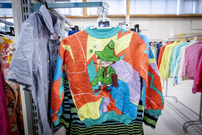 Ehjät vaatteet päätyvät myyntiin LSJH:n poistotekstiilien kierrätysmyymälässä Lempparissa. 