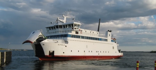 M/S Alfågeln liikennöi Ahvenanmaan saaristossa.