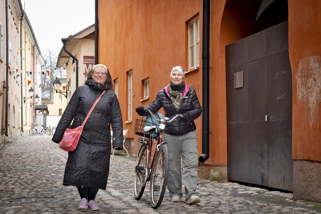 Annamari Laine (vas.) ja Karoliina Vitikainen pyörittävät Magni Mundia. 