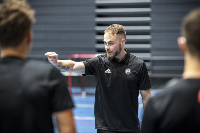 Sekä TPS:n että FBC Turun penkin takana on uusi päävalmentaja. TPS:n päävalmentajaksi palasi mestaruuskaudella 2022–23 päävalmentaja toiminut Santeri Raatarila.