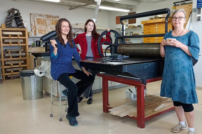 Tiina Vainio, Sara Manninen ja Kristina Isaksson Turun Taidegraafikoiden pajalla.
