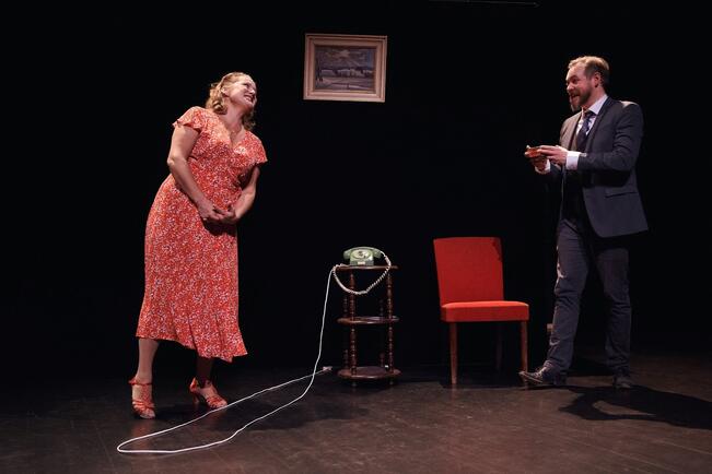 Ååbbera-työryhmä tuo kaksi pienoisoopperaa Amiraalistonkadun vanhaan ratikkahalliin.