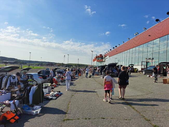 Takakonttikirppis veti Metsämäkeen ennätysmäärän myyjiä.