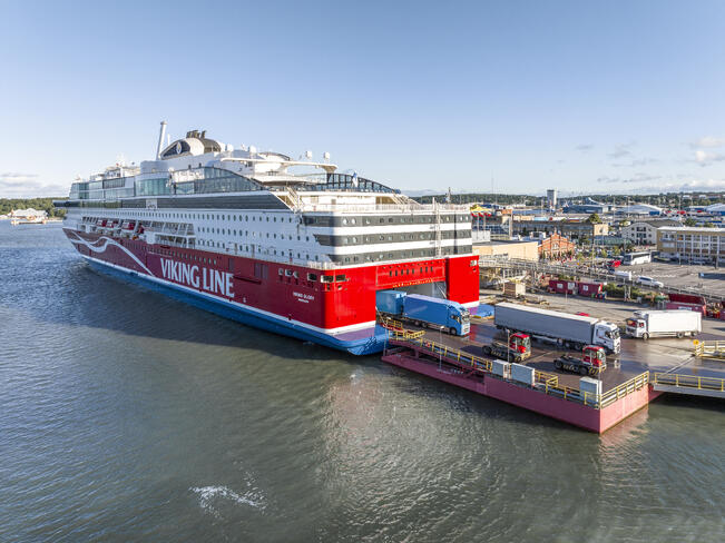 Viking Glory ja Viking Grace kulkevat pääosin nesteytetyn maakaasun (LNG) voimin, mutta niihin on jo alun perin rakennettu valmius käyttää tulevaisuuden bio- ja synteettisiä polttoaineita. 