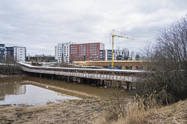 Aurajoen yli vedetään sekä junasilta että jalankulkijoita ja pyöräilijöitä palveleva silta. Kuva on huhtikuulta.
