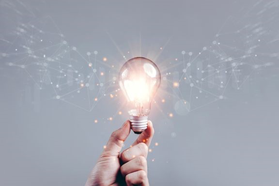 Teollisuusyrityksistä lähes 60 prosenttia pitää kasvavaa hintavaihtelun riskinä ja vajaa kuusi prosenttia mahdollisuutena. 