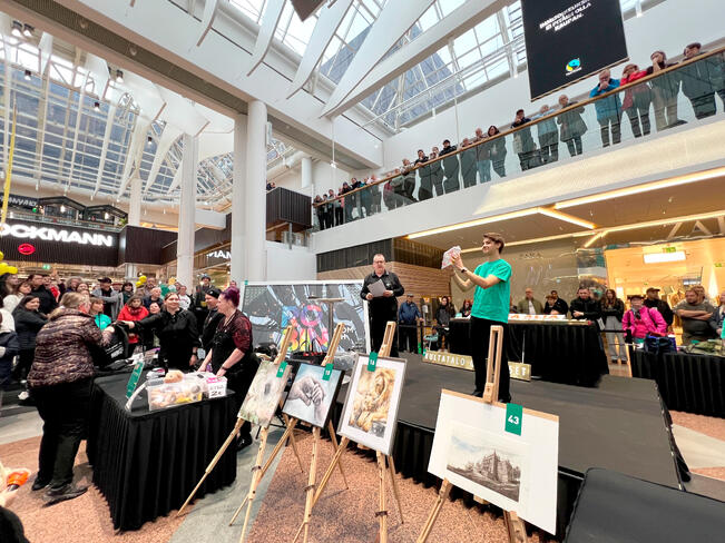 Sylva ry:n Hansakorttelissa järjestämä hyväntekeväisyyshuutokauppa sai paikalle yleisöryntäyksen. Kokoon saatiin 2 960 euron potti. 