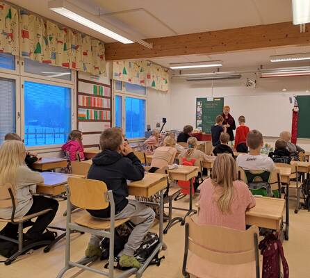 Oppitunnille on kehitetty syksyn aikana uutuutena ennakkomateriaali, joka tutustuttaa oppilaat luonnonvaroihin.