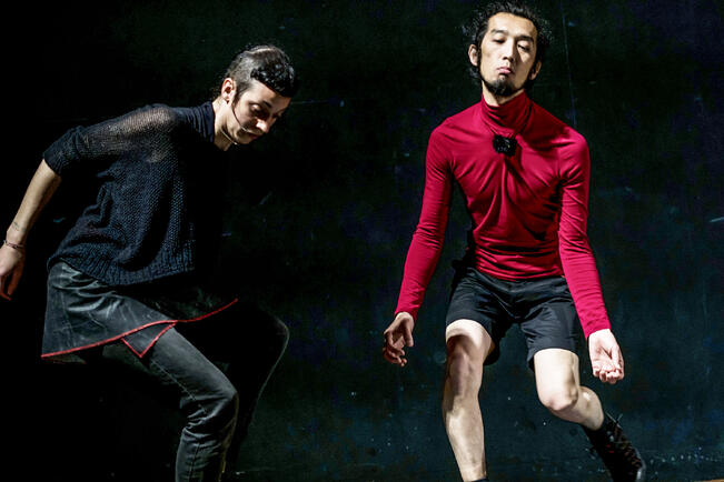 Irina Baldini (vas.) ja Tashi Iwaoka esiintyivät Barker-teatterilla vuonna 2021.