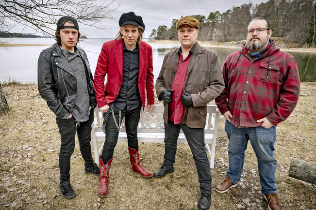 Juhani Mistola (toinen vas.) perusti Mistolan lasiset linnut, koska hänestä tuntui, että aiemman bändin kanssa jäi jotain kesken. Muut bändin jäsenet vasemmalta lukien Lassi Luukkainen, Simo Willberg ja  Matti Kuuppo.