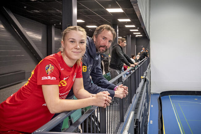 Kapteeni Laura Pakarinen ja päävalmentaja Joni Burman. FBC Loiston ykköskenttä on onnistunut alkukaudella, mutta on joutunut kantamaan isoa vastuuta.