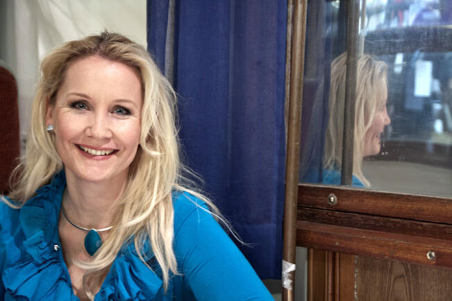 Marjukka Karttunen vetää paneelikeskusteluja Hyvä Olo Expo -messuilla.