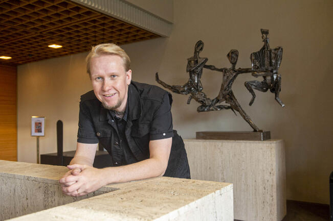 Mika Kivelä kiertää syksyn aikana puhumassa kirjastoissa uudesta kirjastaan. 