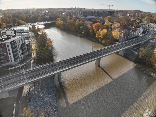 Aurajoen ratasilta on noin 160 metriä pitkä betoninen palkkisilta.