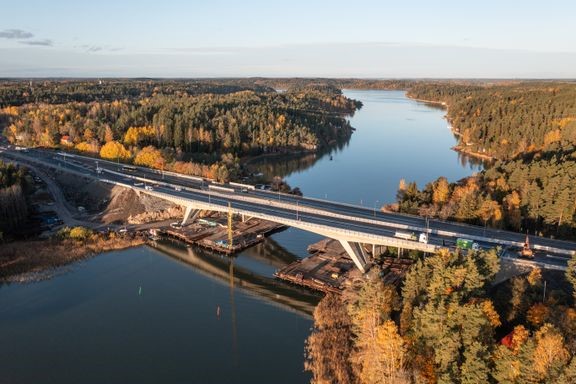Hessundinsalmen uusi silta avattiin liikenteelle 24. lokakuuta. N&#228;ytt&#228;v&#228; vinojalkainen betonisilta on j&#228;nnemitaltaan suurimpia Suomessa toteutettuja keh&#228;siltarakenteita ja rakentamisessa on k&#228;ytetty Suomessa ainutlaatuista betoninivelrakennetta. 