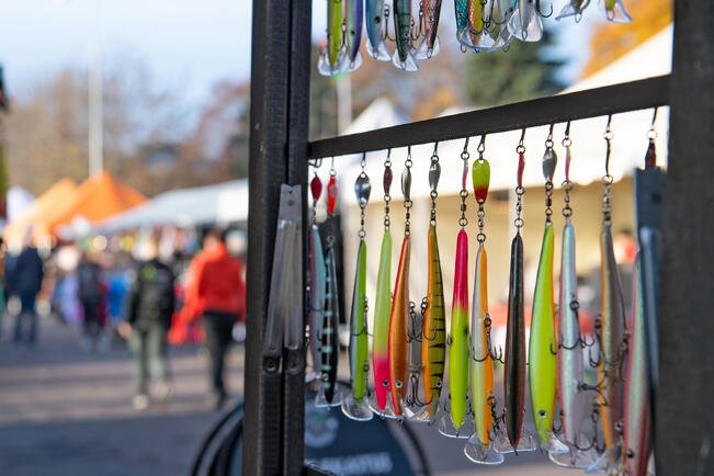 Silakkamarkkinat veti hyvin kävijöitä jokirantaan.