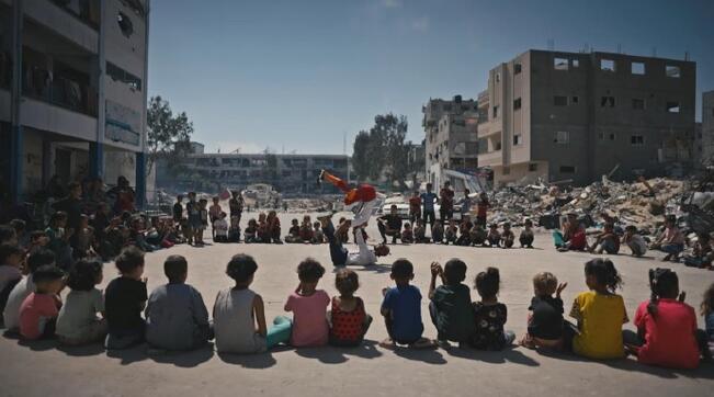 Lapsia seuraamassa Free Gaza Circus -järjestön sirkusesitystä Gazassa.