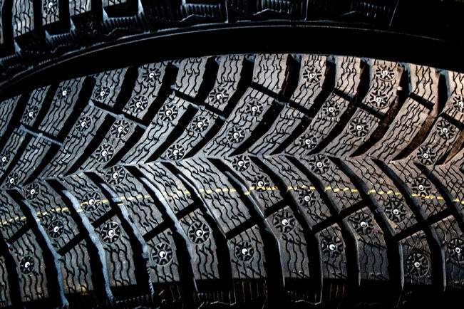 Tieliikennelain mukaan talvirenkaita tulee käyttää marraskuusta maaliskuuhun, jos sää tai keli sitä edellyttää.