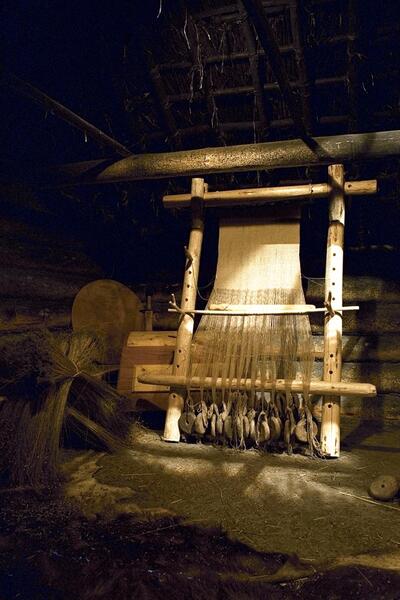 Pystykangaspuut Krookilan kotiseutukeskuksen 1000 vuotta sitten Raisiossa näyttelyssä kesällä 1997.