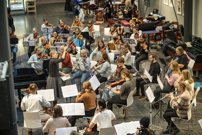 Collegium Musicum Turku harjoittelee viikoittain. Kapellimestari Satu Simola kehuu soittajien sitoutumista.
