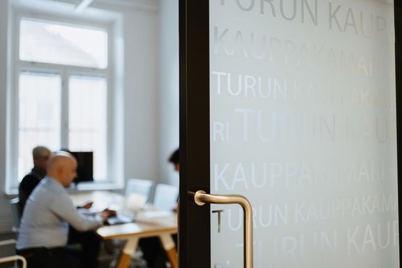 Niill&#228; yrityksill&#228;, jotka ovat rekrytoineet kansainv&#228;list&#228; ty&#246;voimaa, on kyselyn mukaan p&#228;&#228;s&#228;&#228;nt&#246;isesti my&#246;nteisi&#228; kokemuksia. Noin 20 prosenttia ilmoittaa kokemuksen olleen kielteinen.  
