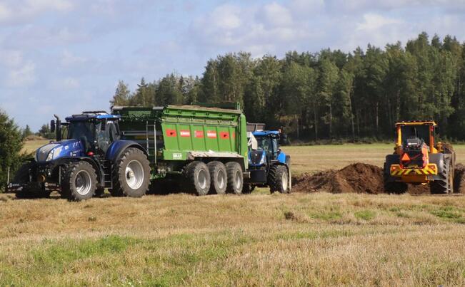 Rakennekalkin ja ravinnekuidun vaikutuksia ravinnekuormaan on tutkittu yli sadan hehtaarin valuma-alueilla. Tutkimuksia jatketaan Liedossa, jossa ravinnekuitua kuormattiin levitysajoneuvoon Liedossa elokuussa. 