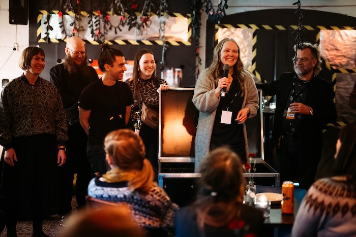 Taru Tuomisto (vas.), Ishmael Falke, Lotta Valltanen laatikossa Outi Sippola ja Timo V&#228;ntsi.
