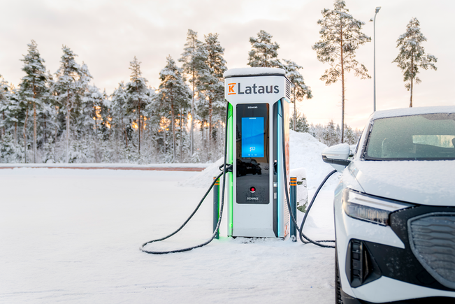 Lähes kolmannes (32 %) suomalaisista autoilijoista uskoo ajavansa lähitulevaisuudessa sähköautolla.