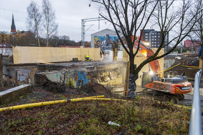 Koulukadun alikulkusillan työmaalla aloitetaan suurpaalujen poraukset.