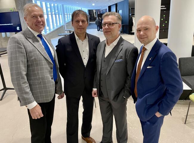 Jari Rastas (WTC Turku, vas.), Juha Vanhanen (Signode Oy), Jyri Lehtiä (Signode Oy) ja Petri Salminen (Suomen Yrittäjät, SME-United).