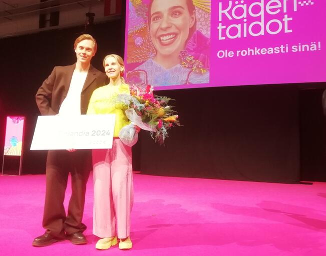  Turkulainen balettitanssija Atte Kilpinen valitsi tämän vuoden Taito-Finlandia-palkinnon saajaksi keramiikka- ja tekstiilitaiteilija Marianne Huotarin. Palkinto jaettiin Suomen Kädentaidot -messuilla Tampereella.