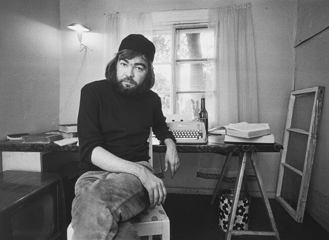 Pentti Saarikoski kääntää Homeroksen Odysseiaa vuonna 1971 kavereinaan kirjoituskone ja viinipullo.