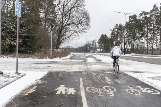 Uudenmaantien jalankulku- ja pyöräilyolosuhteita on parannettu useilla toimenpiteillä.