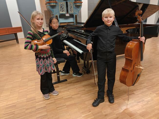 Helmis Lindholm viulu (vas.), Arwen Lu, piano ja Into Mäkinen, sello.