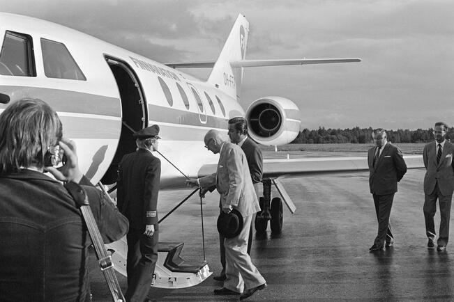 Lopun alkua. Presidentti Kekkonen kapuaa hattu kourassa Turun lentokentältä Islannin koneeseen 17.8.1981. Tämä kalastusreissu jäi Tamminiemen isännän viimeiseksi valtiovierailuksi. 