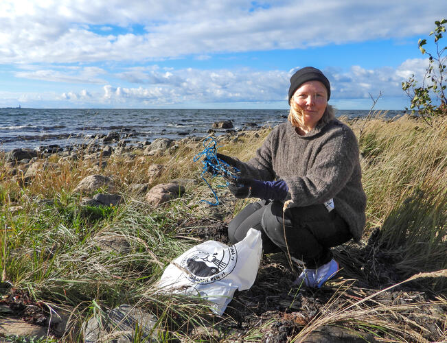 Julia Jännäri esittelee seurantarannalta löytämäänsä muoviroskaa.